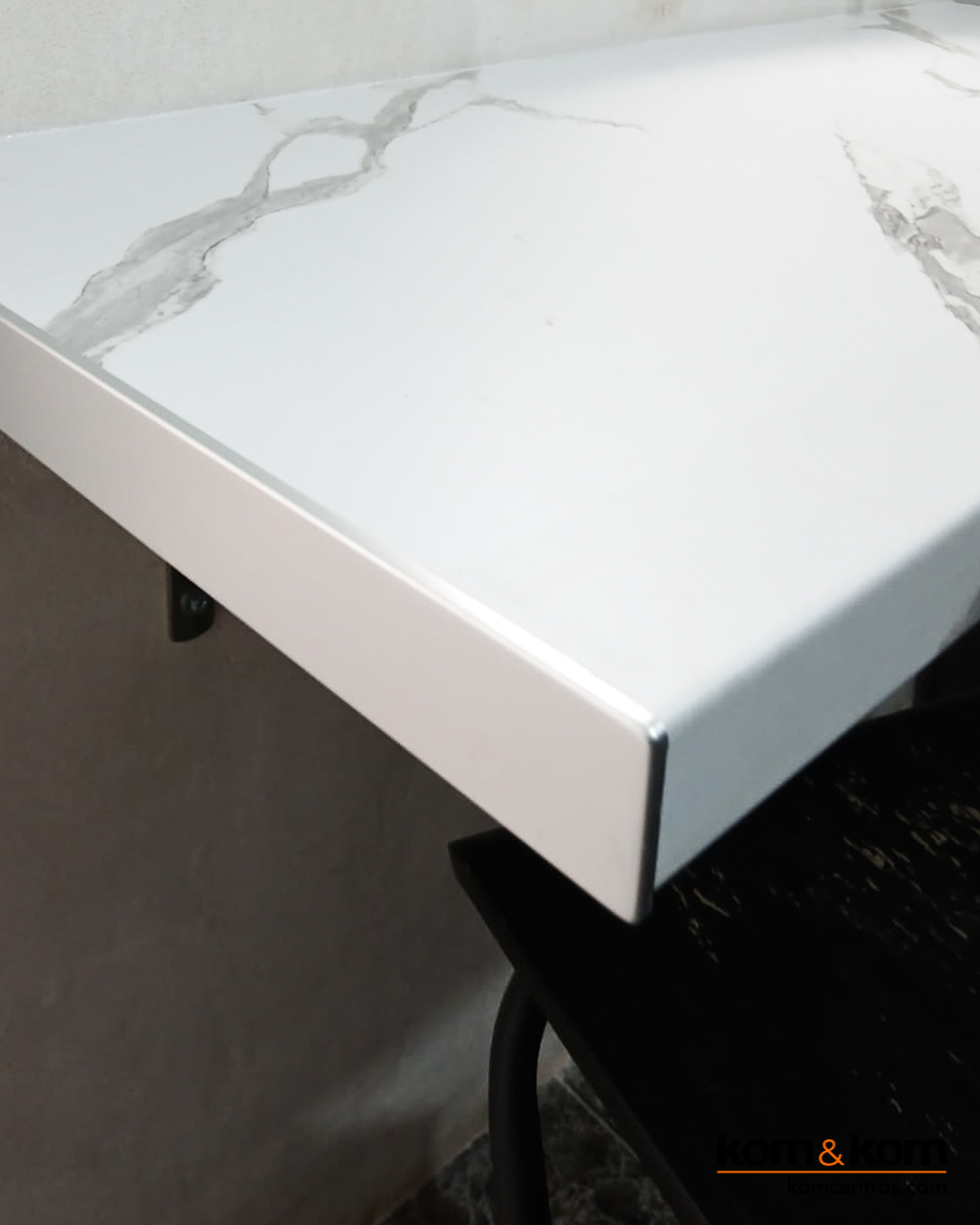 cocina original: negro, madera y azulejos vintage